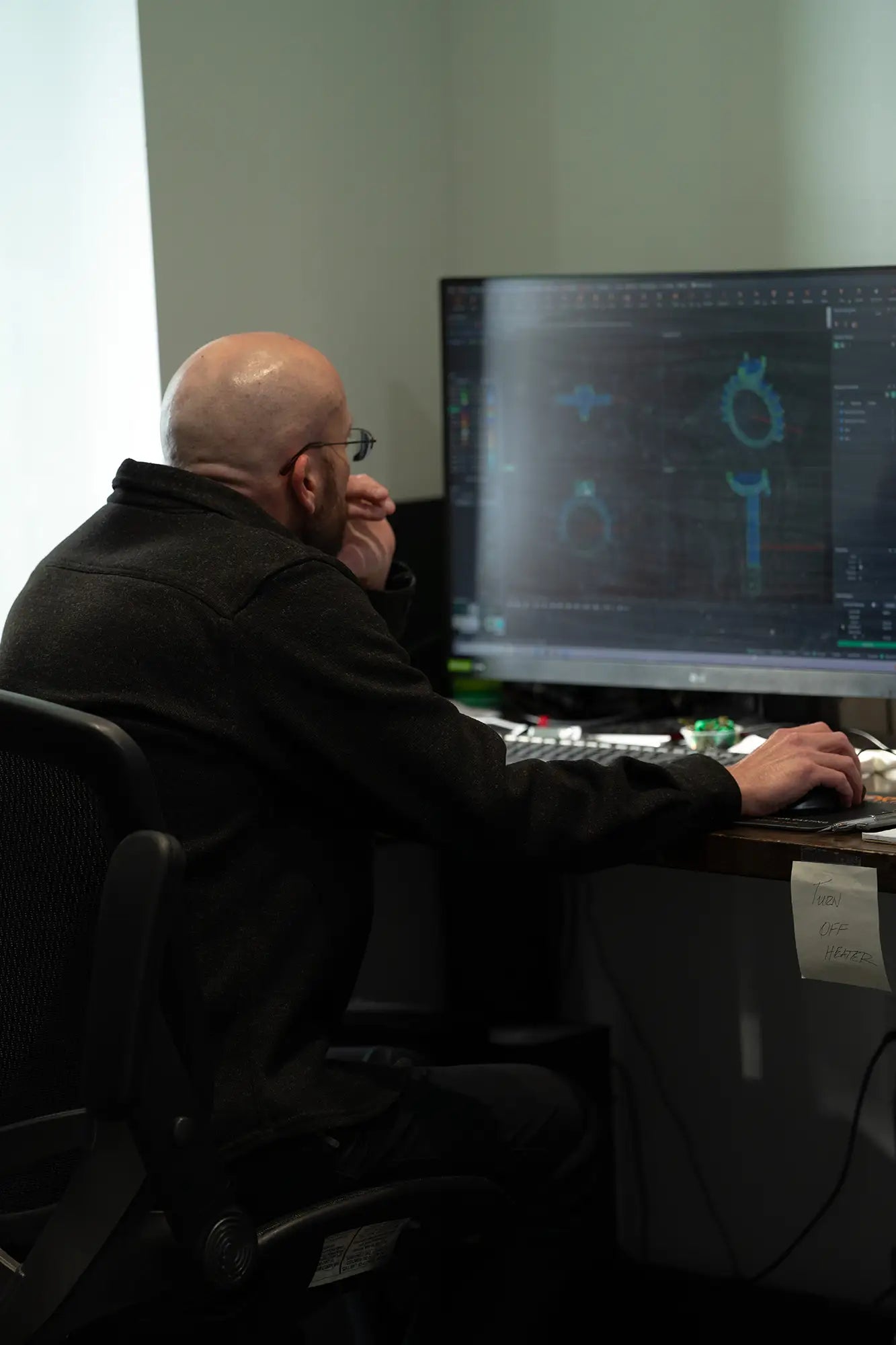 employee using CAD scanning on ring at JosephK Jewelers in Oregon